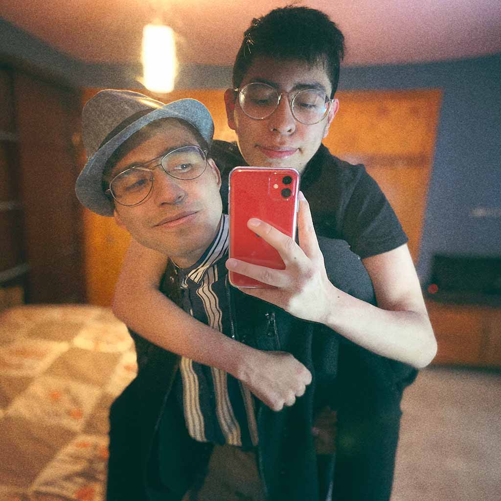 Del 2019; chicos abrazándose